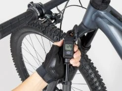 Topeak Mountain Digital 2Stage Minipumpe Suspension Pumps | Bike-Discount 9 Topeak Mountain Digital 2Stage Minipumpe Suspension Pumps | Bike-Discount -Topeak Topeak Mountain Digital 2Stage TMTD 2STG 3 1280x1280