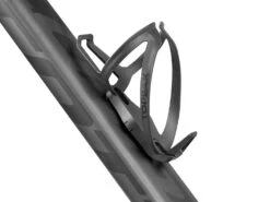 Topeak Ninja+ Cage Z With AirTag Mount Bottle Cages | Bike-Discount 9 Topeak Ninja+ Cage Z With AirTag Mount Bottle Cages | Bike-Discount -Topeak Topeak Ninja Cage Z mit AirTag Mount TNJZ AT d 1280x1280